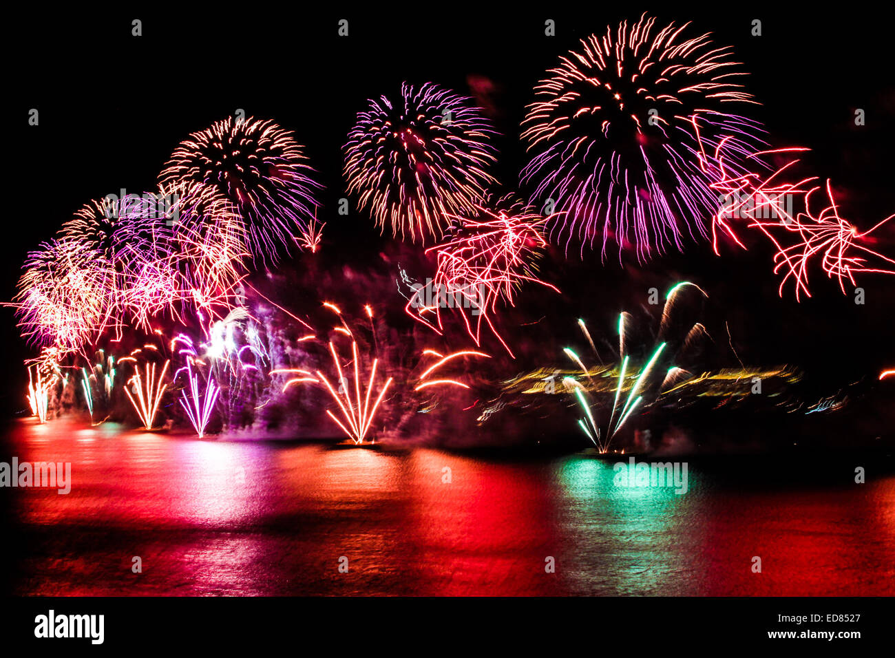 Rio de Janeiro, Brasile. Il 1 di gennaio 2015. Quasi due milioni di persone guarda lo spettacolo di fuochi d'artificio sulla spiaggia di Copacabana per celebrare l'inizio del 2015 anno nuovo. Credito: Néstor J. Beremblum/Alamy Live News Foto Stock