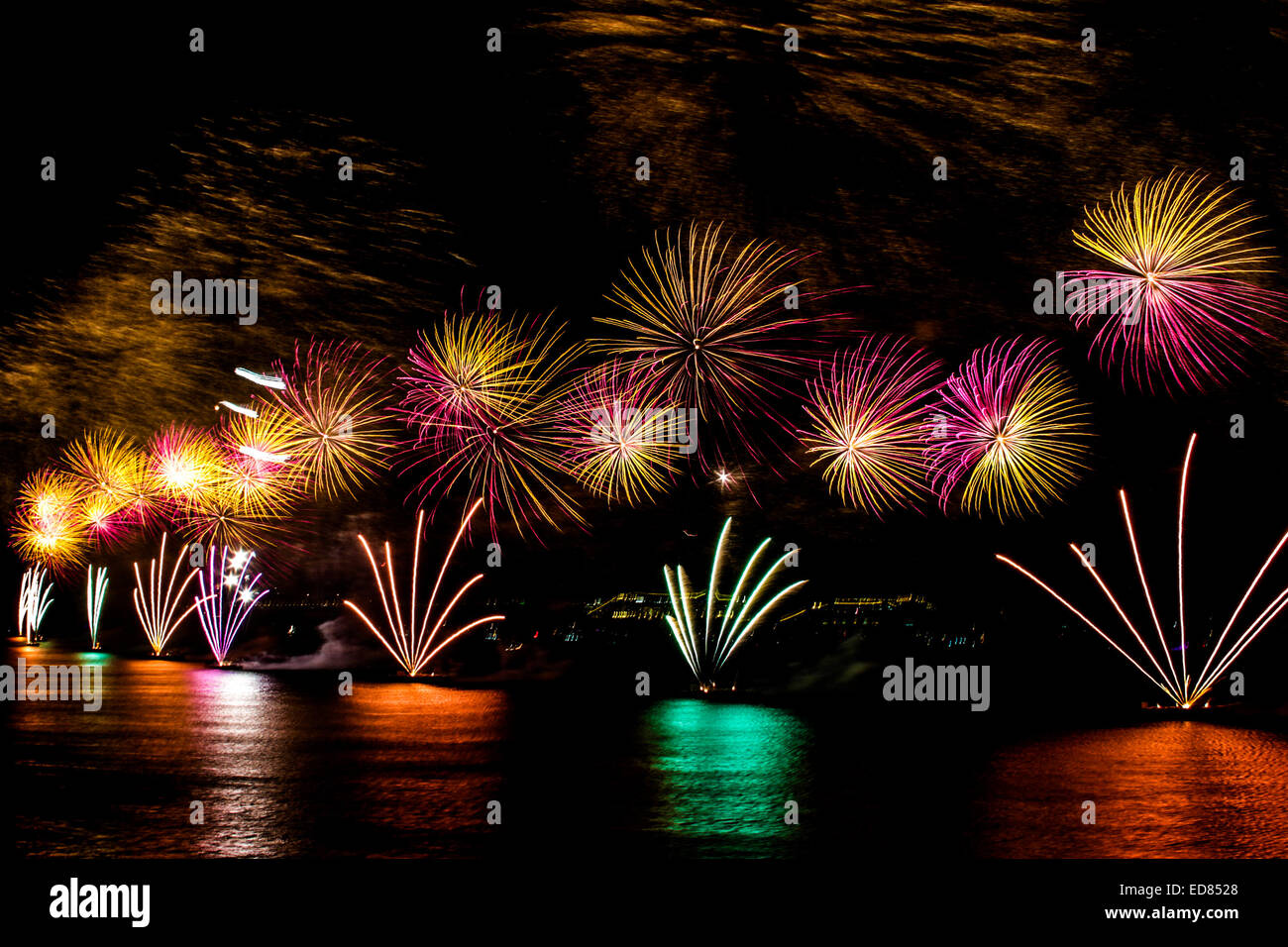Rio de Janeiro, Brasile. Il 1 di gennaio 2015. Quasi due milioni di persone guarda lo spettacolo di fuochi d'artificio sulla spiaggia di Copacabana per celebrare l'inizio del 2015 anno nuovo. Credito: Néstor J. Beremblum/Alamy Live News Foto Stock