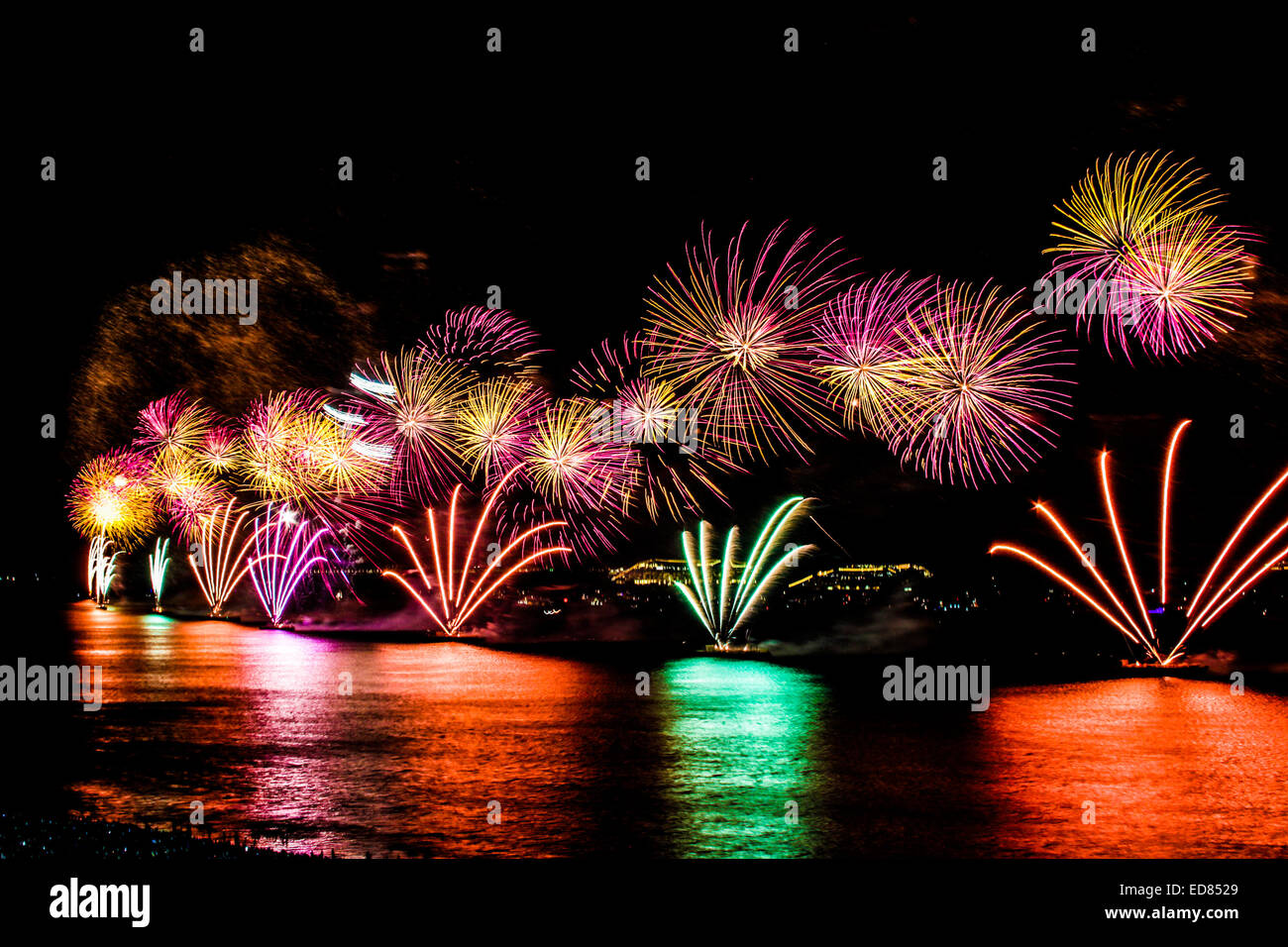 Rio de Janeiro, Brasile. Il 1 di gennaio 2015. Quasi due milioni di persone guarda lo spettacolo di fuochi d'artificio sulla spiaggia di Copacabana per celebrare l'inizio del 2015 anno nuovo. Credito: Néstor J. Beremblum/Alamy Live News Foto Stock