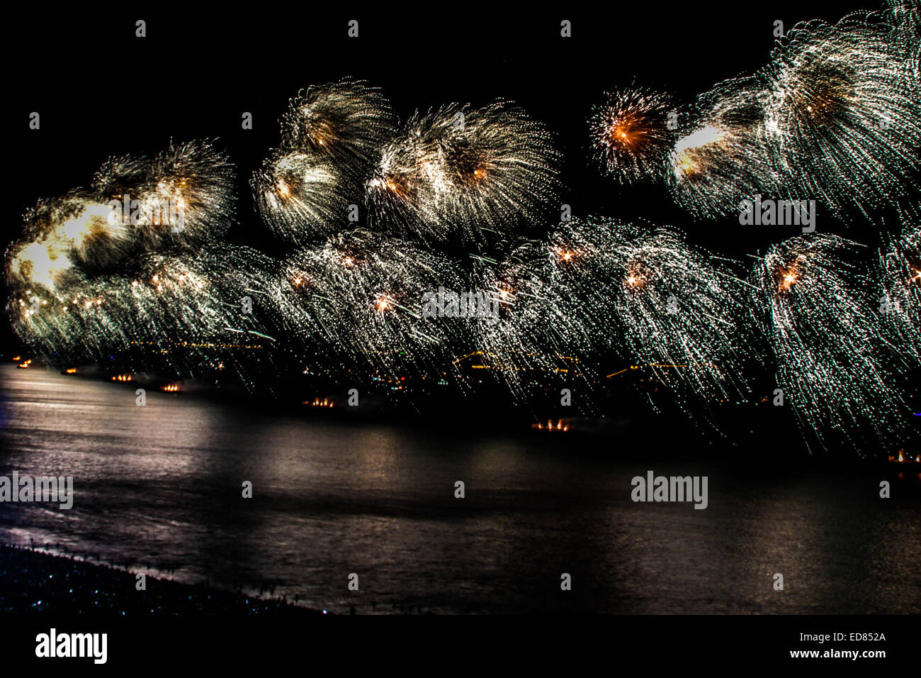 Rio de Janeiro, Brasile. Il 1 di gennaio 2015. Quasi due milioni di persone guarda lo spettacolo di fuochi d'artificio sulla spiaggia di Copacabana per celebrare l'inizio del 2015 anno nuovo. Credito: Néstor J. Beremblum/Alamy Live News Foto Stock