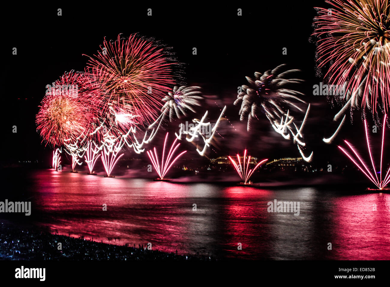 Rio de Janeiro, Brasile. Il 1 di gennaio 2015. Quasi due milioni di persone guarda lo spettacolo di fuochi d'artificio sulla spiaggia di Copacabana per celebrare l'inizio del 2015 anno nuovo. Credito: Néstor J. Beremblum/Alamy Live News Foto Stock