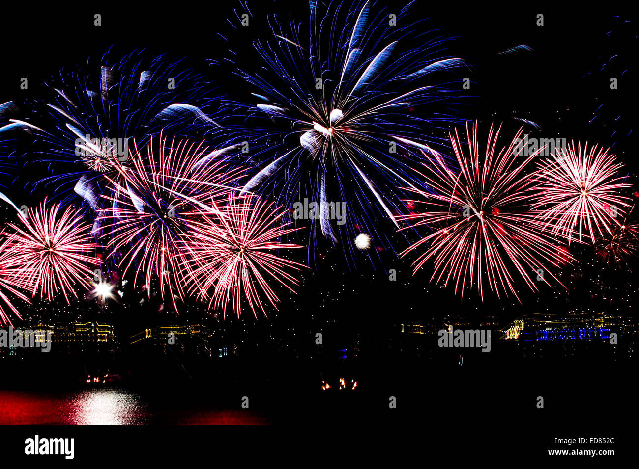Rio de Janeiro, Brasile. Il 1 di gennaio 2015. Quasi due milioni di persone guarda lo spettacolo di fuochi d'artificio sulla spiaggia di Copacabana per celebrare l'inizio del 2015 anno nuovo. Credito: Néstor J. Beremblum/Alamy Live News Foto Stock