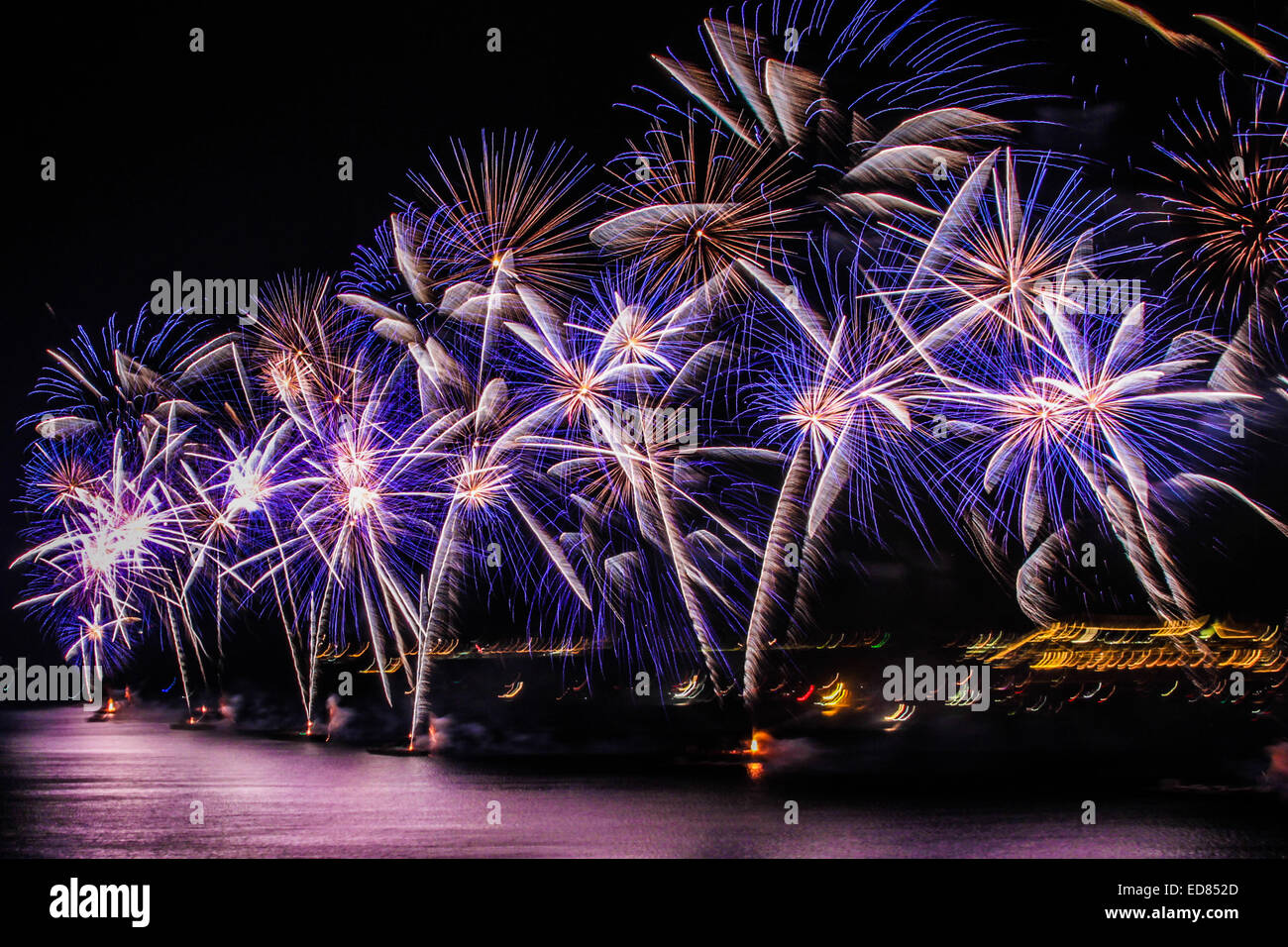 Rio de Janeiro, Brasile. Il 1 di gennaio 2015. Quasi due milioni di persone guarda lo spettacolo di fuochi d'artificio sulla spiaggia di Copacabana per celebrare l'inizio del 2015 anno nuovo. Credito: Néstor J. Beremblum/Alamy Live News Foto Stock
