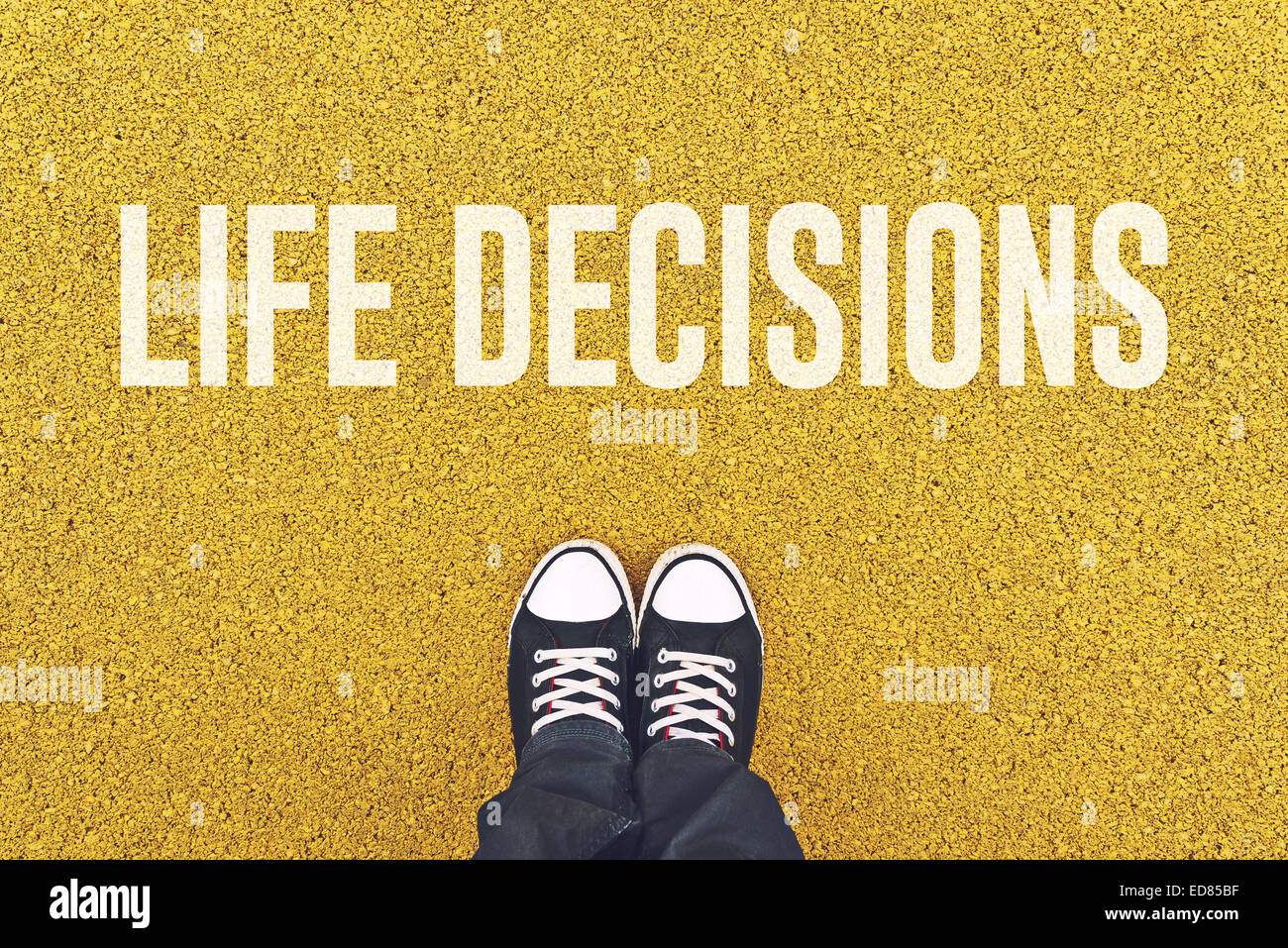 Giovane uomo in piedi sul marciapiede davanti a scelte di vita segno stampato. Foto Stock