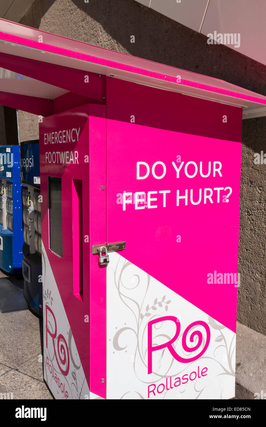 Un'emergenza calzature distributore su Las Vegas Boulevard, Las Vegas, Nevada, Stati Uniti d'America, probabilmente la più insostenibile città nel mondo, utilizza grandi quantità di acqua in mezzo al deserto e la grande quantità di energia per alimentare questa più irrazionale delle città. Foto Stock