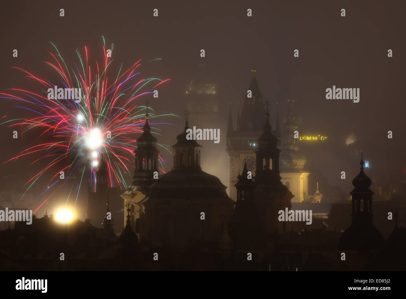 Praga, Repubblica Ceca. Il 31 dicembre 2014. Nuovo anno fuochi d'artificio su Saint Nicholas' la Chiesa e il Municipio della Città Vecchia in Piazza della Città Vecchia di Praga, Repubblica Ceca, il 31 dicembre 2014. Foto Stock