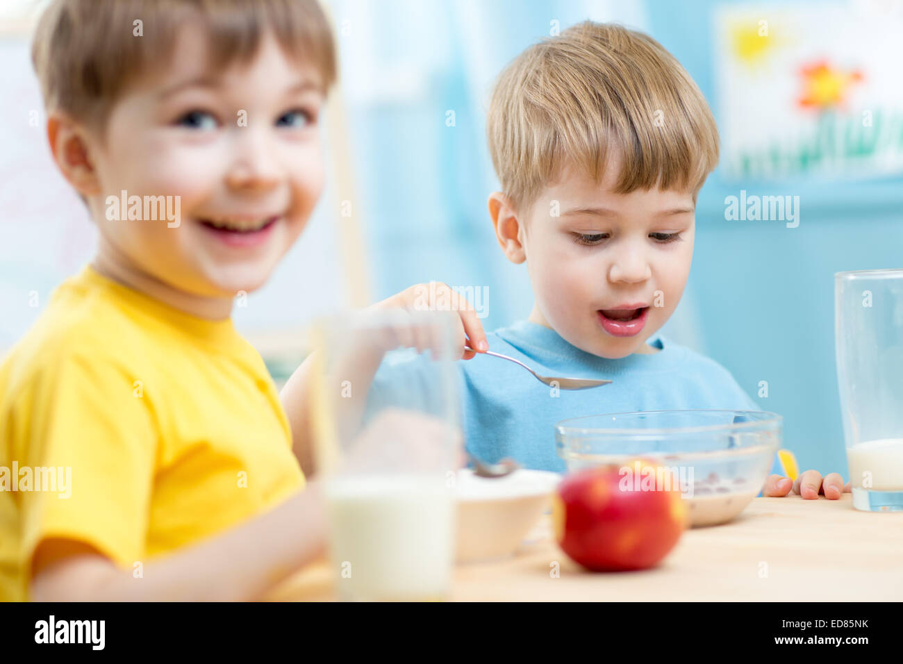 I bambini a mangiare cibo sano nella scuola materna Foto Stock