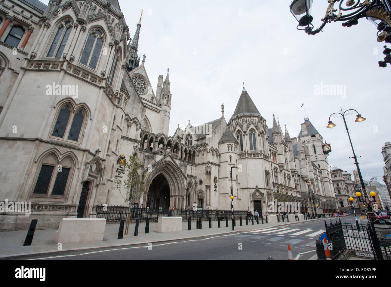 Vista generale GV del Royal Courts of Justice, casa di corte di appello e l Alta Corte, Strand, Londra, Gran Bretagna Foto Stock