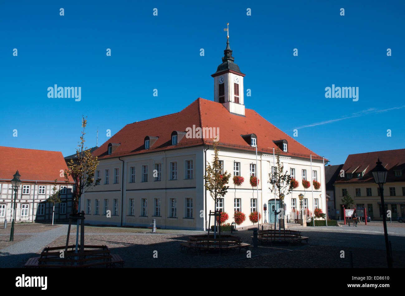 Angermuende è una piccola città nel nord-est della Germania con alcuni edifici storici come il municipio. Angermünde ist eine kleine St Foto Stock