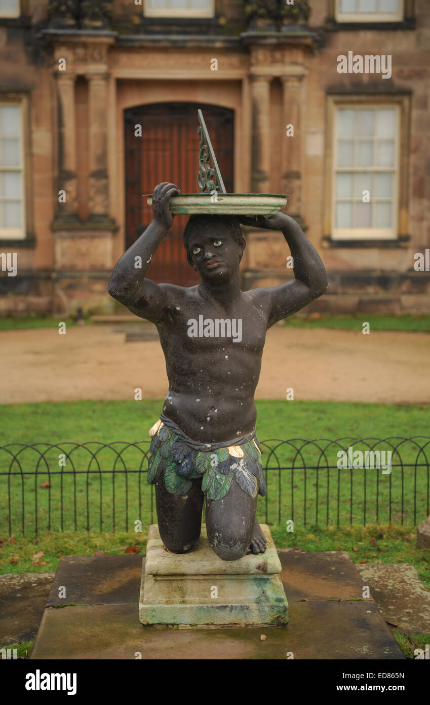 Sun Dial come una statua di un nero schiavo a Dunham Massey, la Fattoria e il Deer Park, vicino Manchester, Cheshire, Inghilterra, Regno Unito Foto Stock