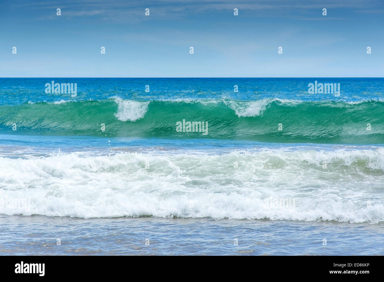 Verde chiaro onda sulla spiaggia di sabbia vicino a Tangalle, sud della provincia, Sri Lanka, in Asia. Foto Stock