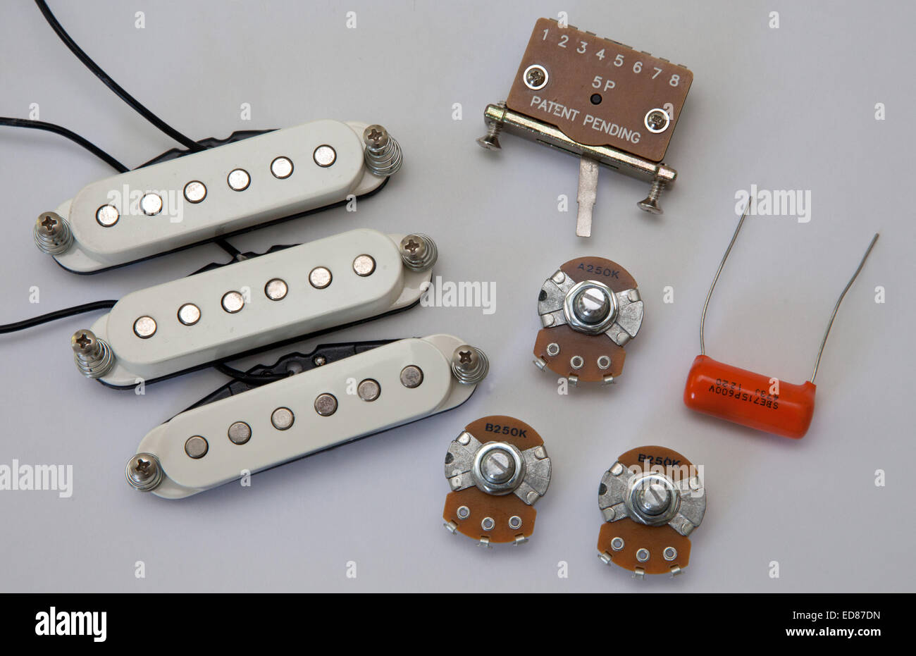 Componenti di una chitarra elettrica, pick up, volume i controlli di tono e  l'interruttore di selezione, il condensatore, i potenziometri Foto stock -  Alamy