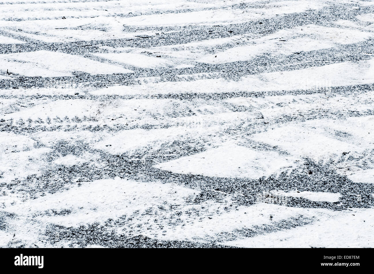 Tracce di pneumatici su suolo coperto di neve Foto Stock