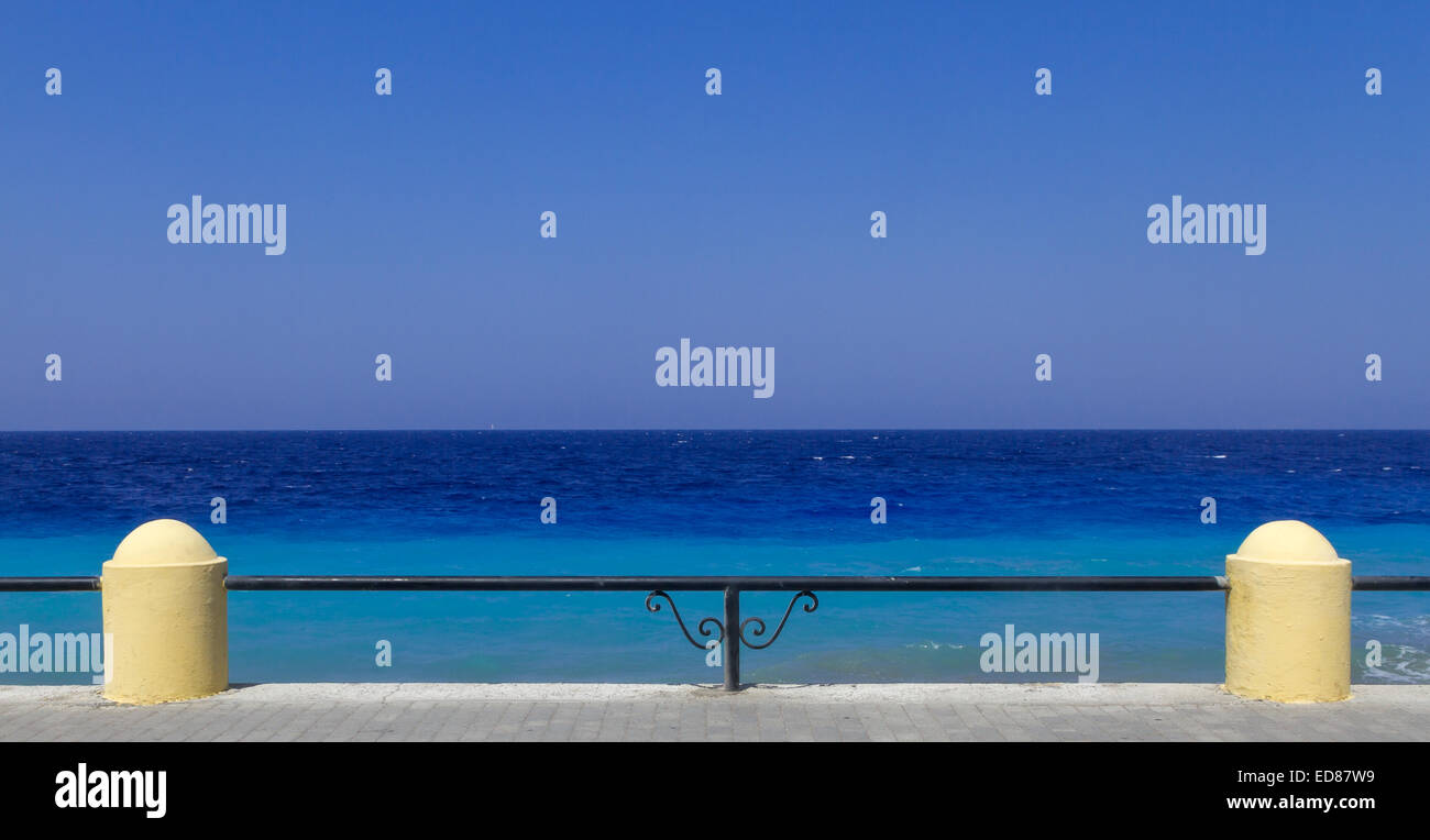 Mare blu profondo nell' isola di Rodi, Grecia. Foto Stock