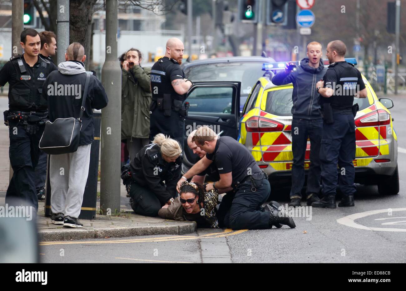 Una donna è trattenuta e arrestata dalla polizia per essere ubriaca e disordinata. 1 gennaio 2015 (esito dell'arresto sconosciuto) immagine di James Boardman. Foto Stock