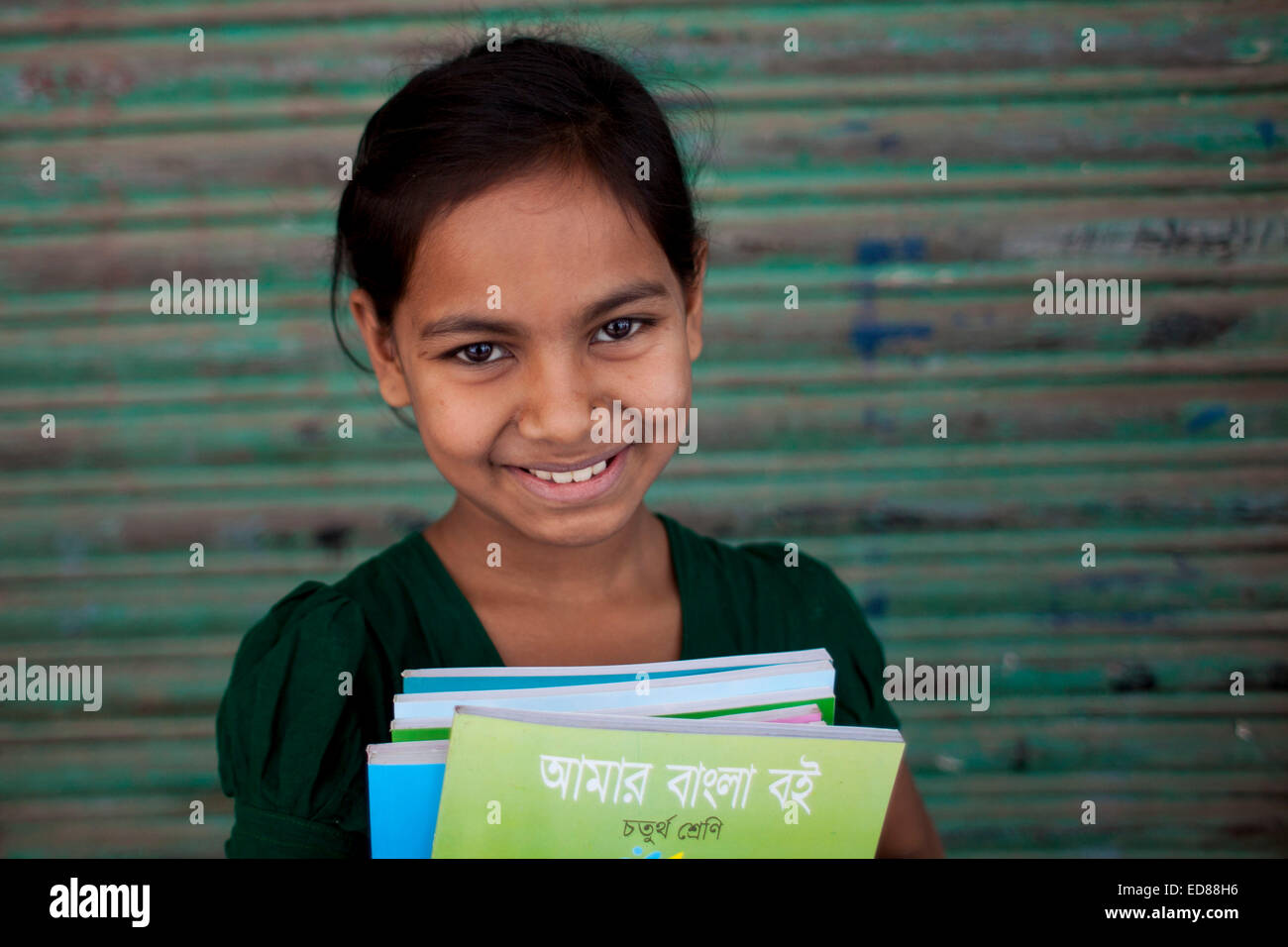 Dacca in Bangladesh. 01 gen 2015. Srabontee studente della classe quattro sorridenti dopo la ricezione di nuovi libri di testo dalla sua scuola. Lo studente ha celebrato il Festival del libro di testo sul primo giorno del nuovo anno in Bangladesh.La festa celebrata in tutte le primarie e secondery schoold e madrashas acroos tutto il paese.Bangladesh governo libri distribuiti su tutto il territorio nazionale per gli studenti di classe 1 alla classe-9 per libero. Il Bangladesh ha già incontrato gli obiettivi del conseguimento degli obiettivi di sviluppo del millennio sono stati compiuti significativi progressi nel crescente accesso equo in materia di istruzione (NER: 98,7 percento; ragazze: 99,4 percento, ragazzi: 97,2 percento), la riduzione di Foto Stock