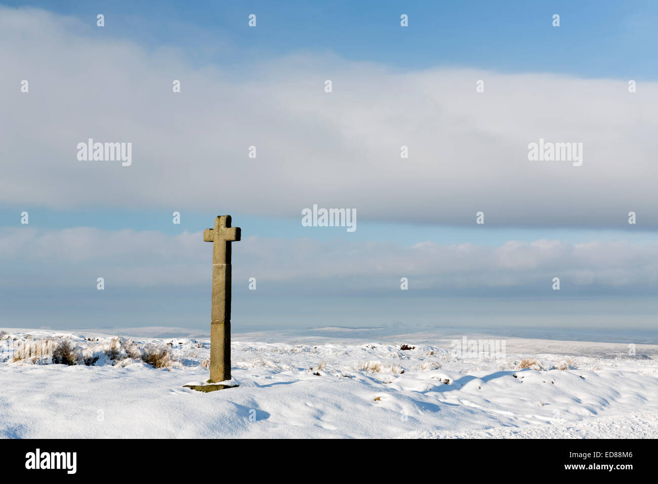 Croce di pietra a Westerdale, Blakey Ridge, North Yorkshire Moors sotto la neve nel dicembre 2014 Foto Stock