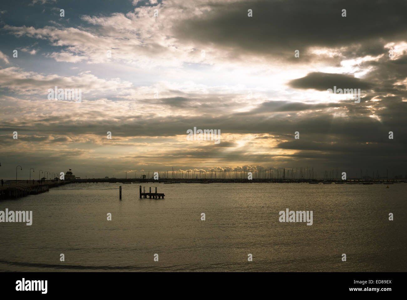 Il vecchio molo al St. Kilda pier vicino al tramonto ora con godrays Foto Stock