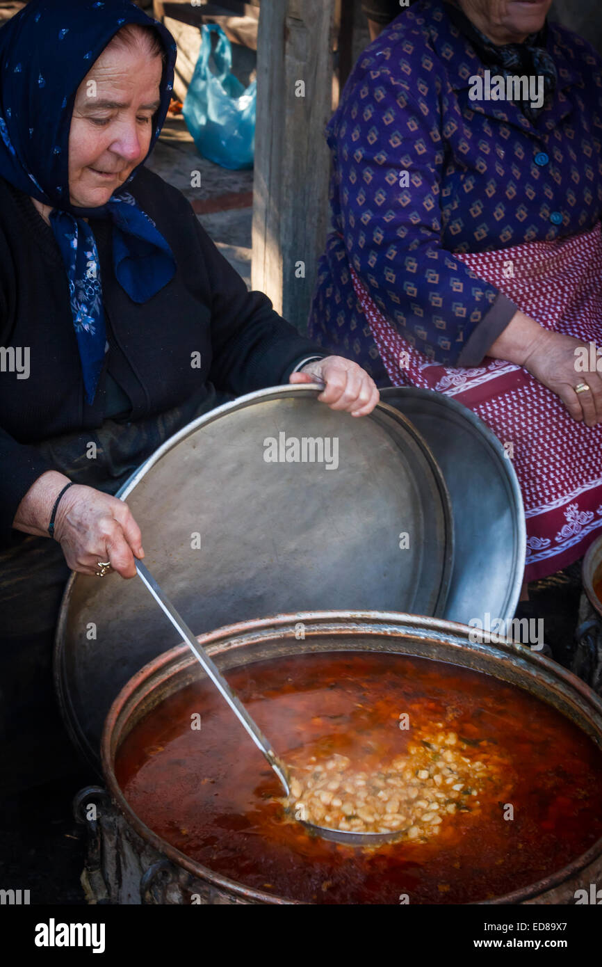 Tradizionale, in casa la minestra di fagioli è offerto come parte del locale festival, presso il villaggio di Palioziaziako, in Grecia. Foto Stock