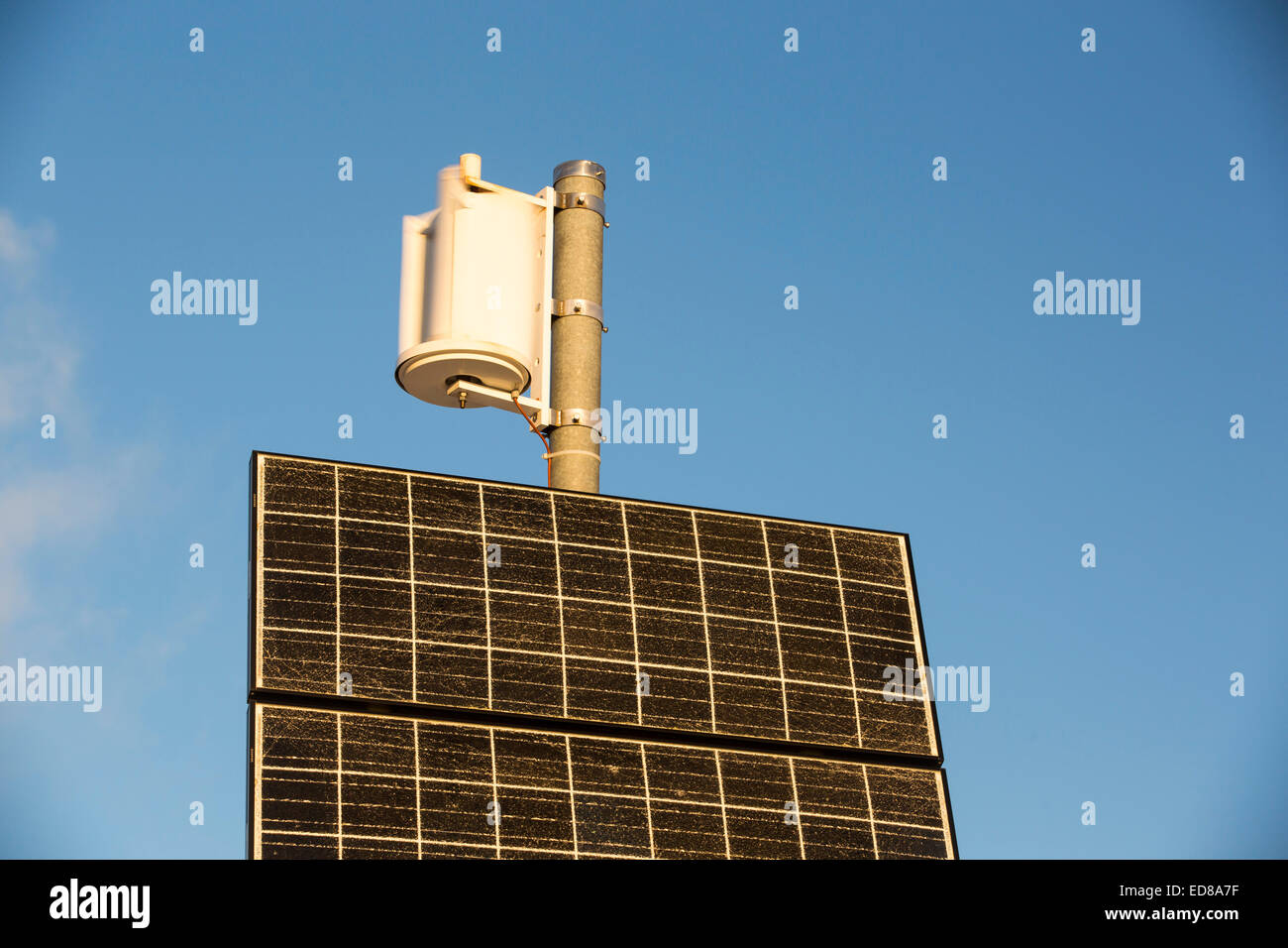 Un pannello solare e la turbina eolica che alimenta un cartello stradale sul vertice di Kirkstone Pass nel distretto del lago, UK. Foto Stock