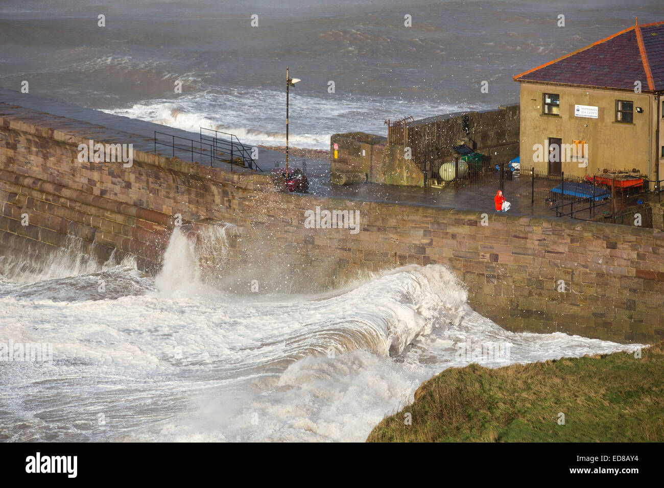 Tempesta di Extreme Waves pastella Whitehaven Harbour, Cumbria, Regno Unito nel dicembre 2014. Foto Stock