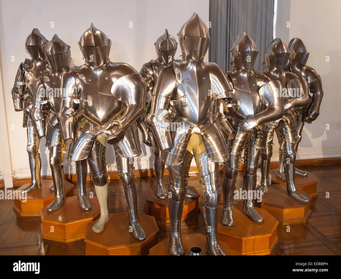 Visualizzazione dei bambini la corazza presso il museo dell'ex castello di Habsburg di Schloss Ambras a Innsbruck in Austria Foto Stock