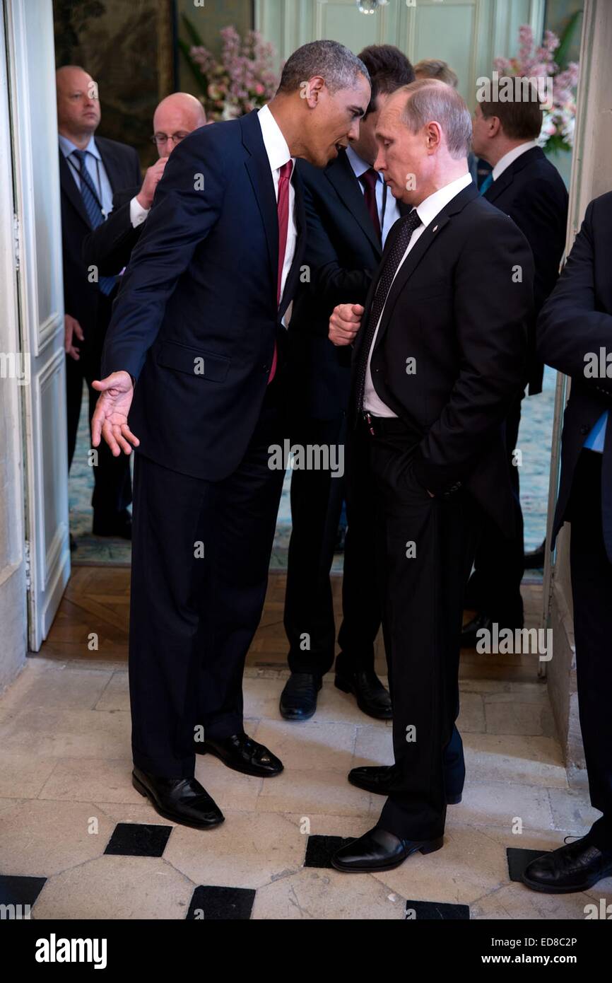 Il Presidente Usa Barack Obama i colloqui con il presidente russo Vladimir Putin dopo un pranzo con altri leader stranieri per commemorare il settantesimo anniversario del D-Day al Chateau de Benouville Giugno 6, 2014 in Normandia, Francia. Foto Stock