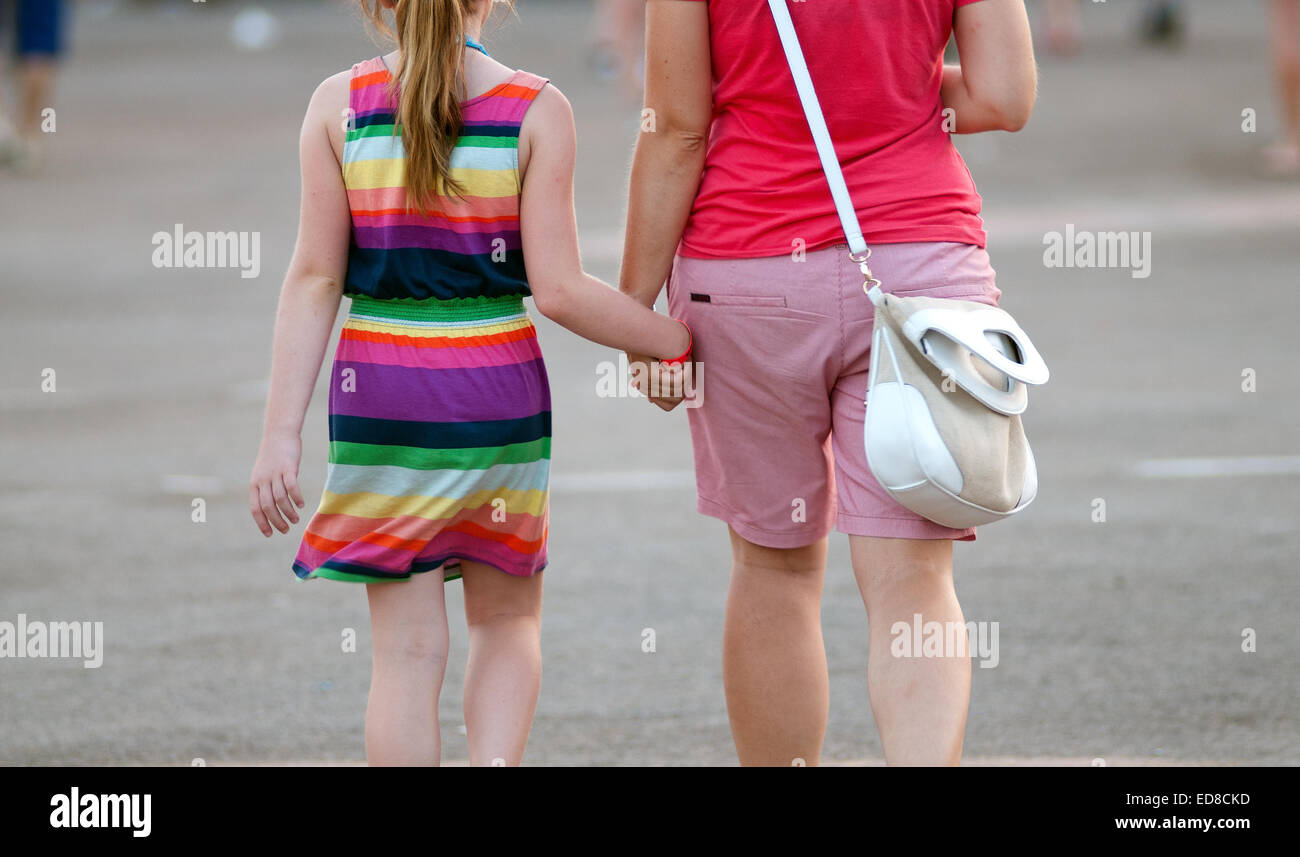 BENICASIM, Spagna - 19 Luglio: una madre si prende la mano della figlia a FIB (Festival Internacional de Benicassim) 2013 Festival. Foto Stock