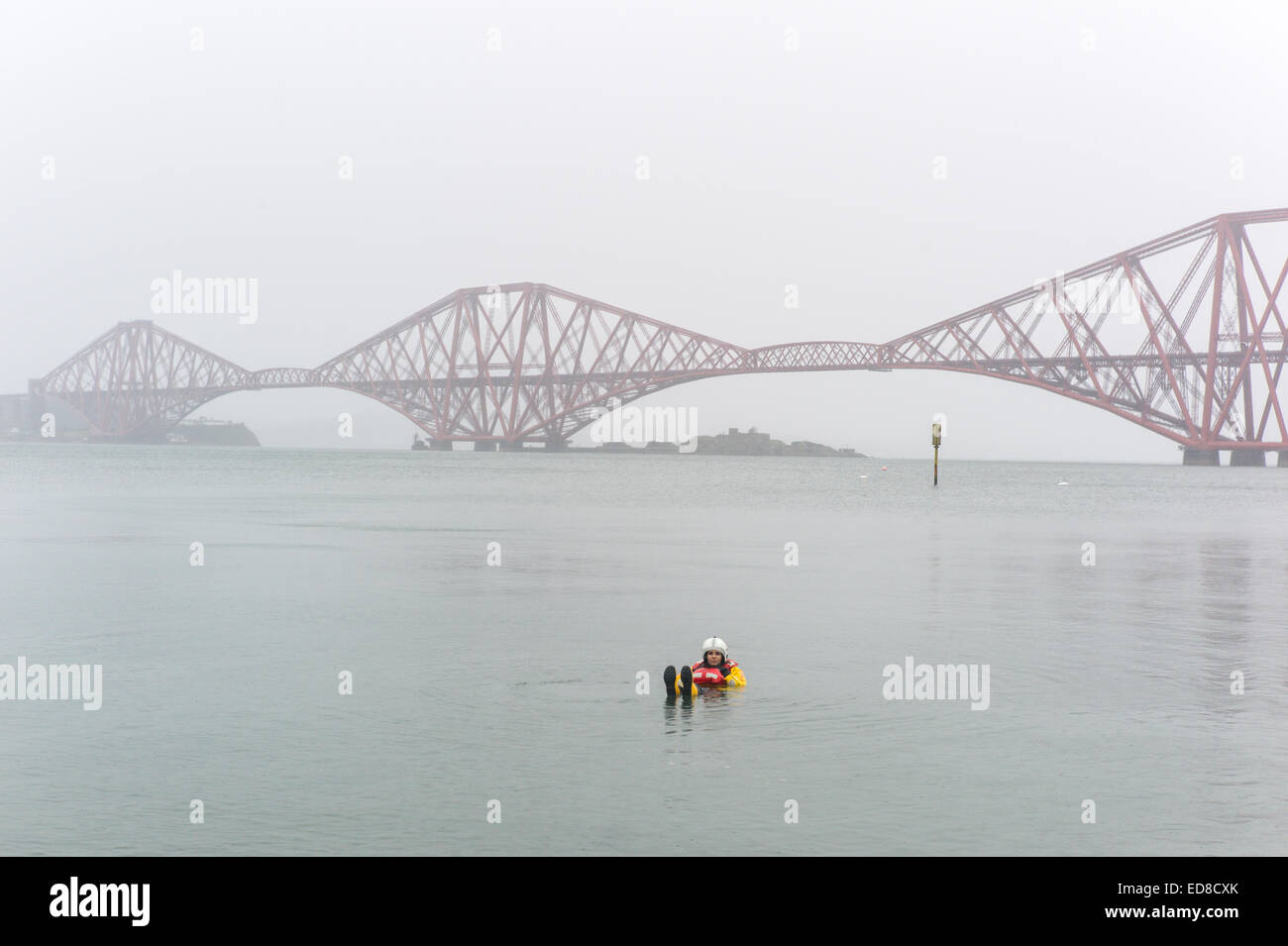 South Queensferry, Edinburgh, Regno Unito. 01 gen 2015. Giorno di nuovi anni nuotare 'Loony Dook' Credit: Keith Lloyd Davenport/Alamy Live News Foto Stock