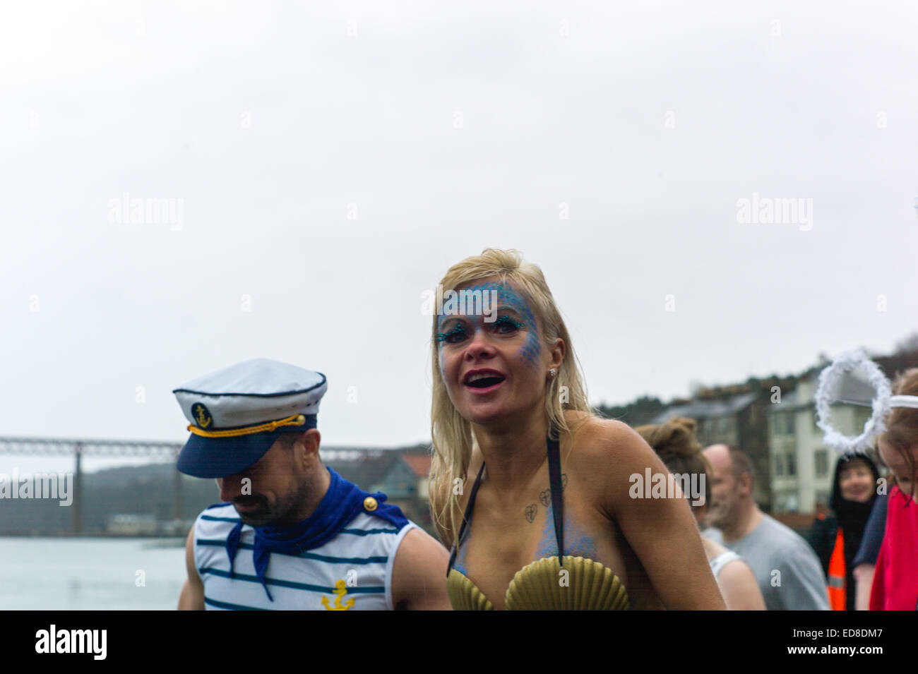 South Queensferry, Edinburgh, Regno Unito. 01 gen 2015. Giorno di nuovi anni nuotare 'Loony Dook' Credit: Keith Lloyd Davenport/Alamy Live News Foto Stock