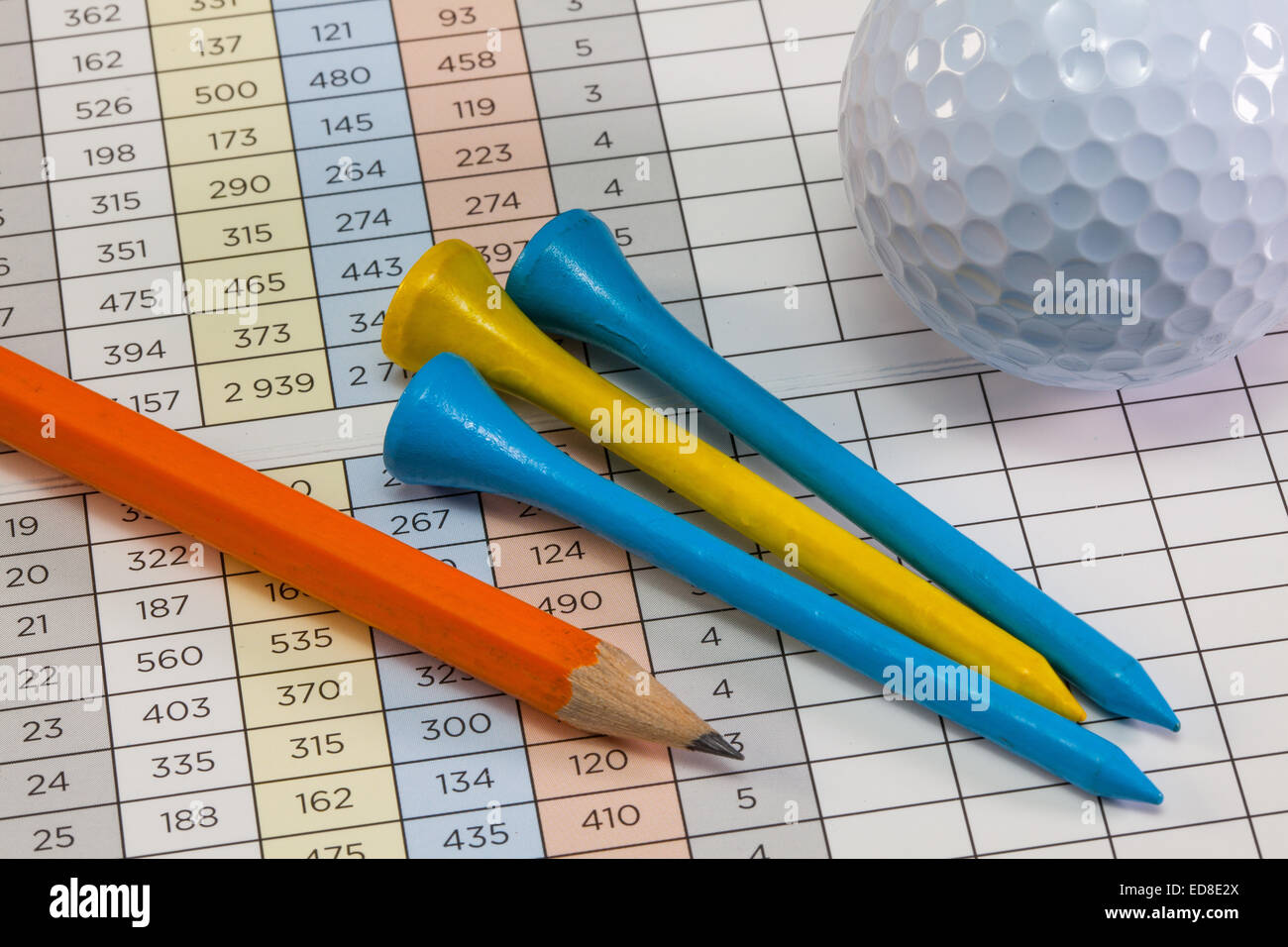 Matita e attrezzature da golf giacente su di un campo da golf score card Foto Stock