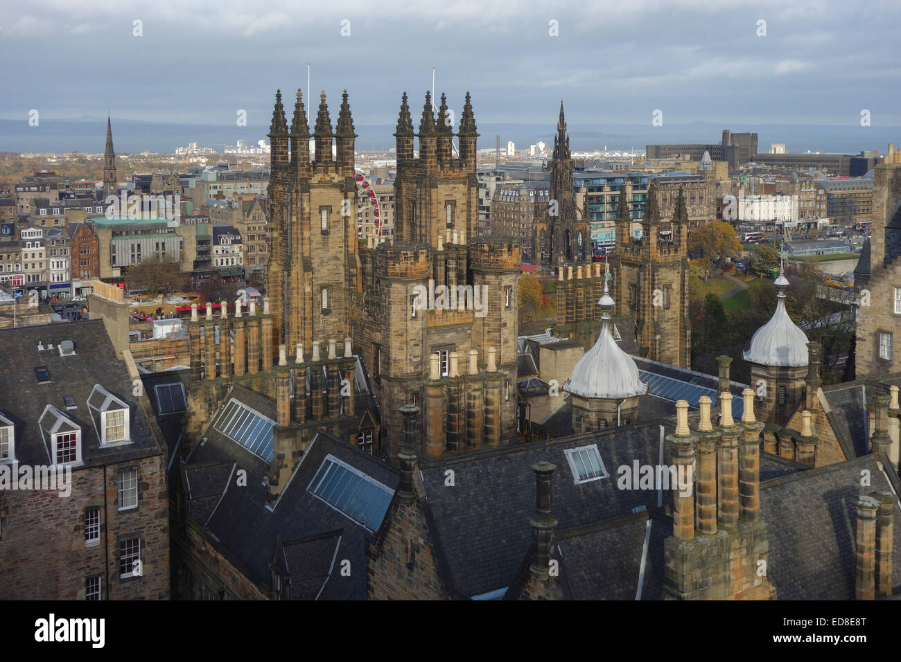 Guardando dal tetto della Camera Obscura verso l Assemblea Generale Hall della Chiesa di Scozia, Edimburgo, Scozia Foto Stock