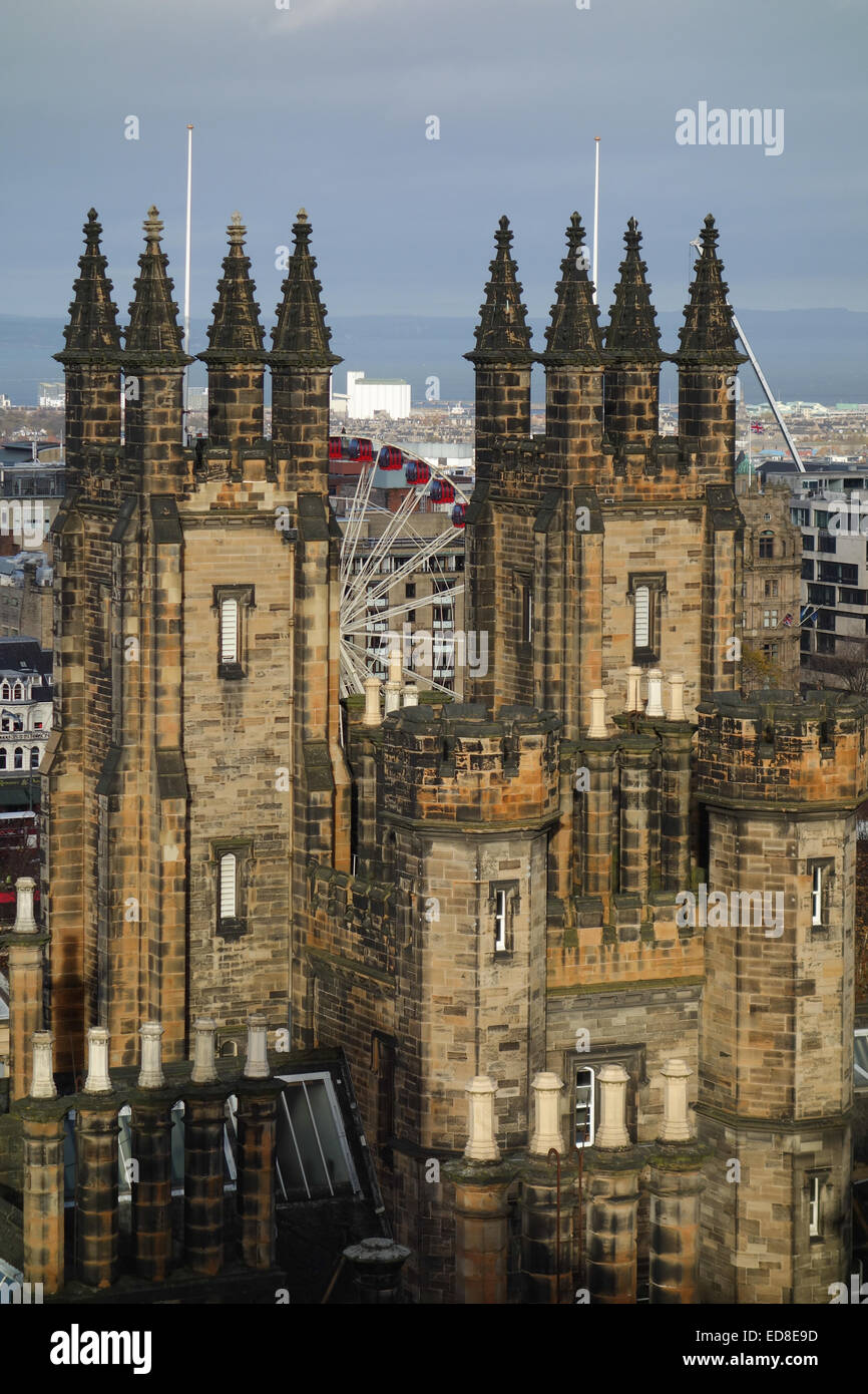 Guardando dal tetto della Camera Obscura verso l Assemblea Generale Hall della Chiesa di Scozia, Edimburgo, Scozia Foto Stock