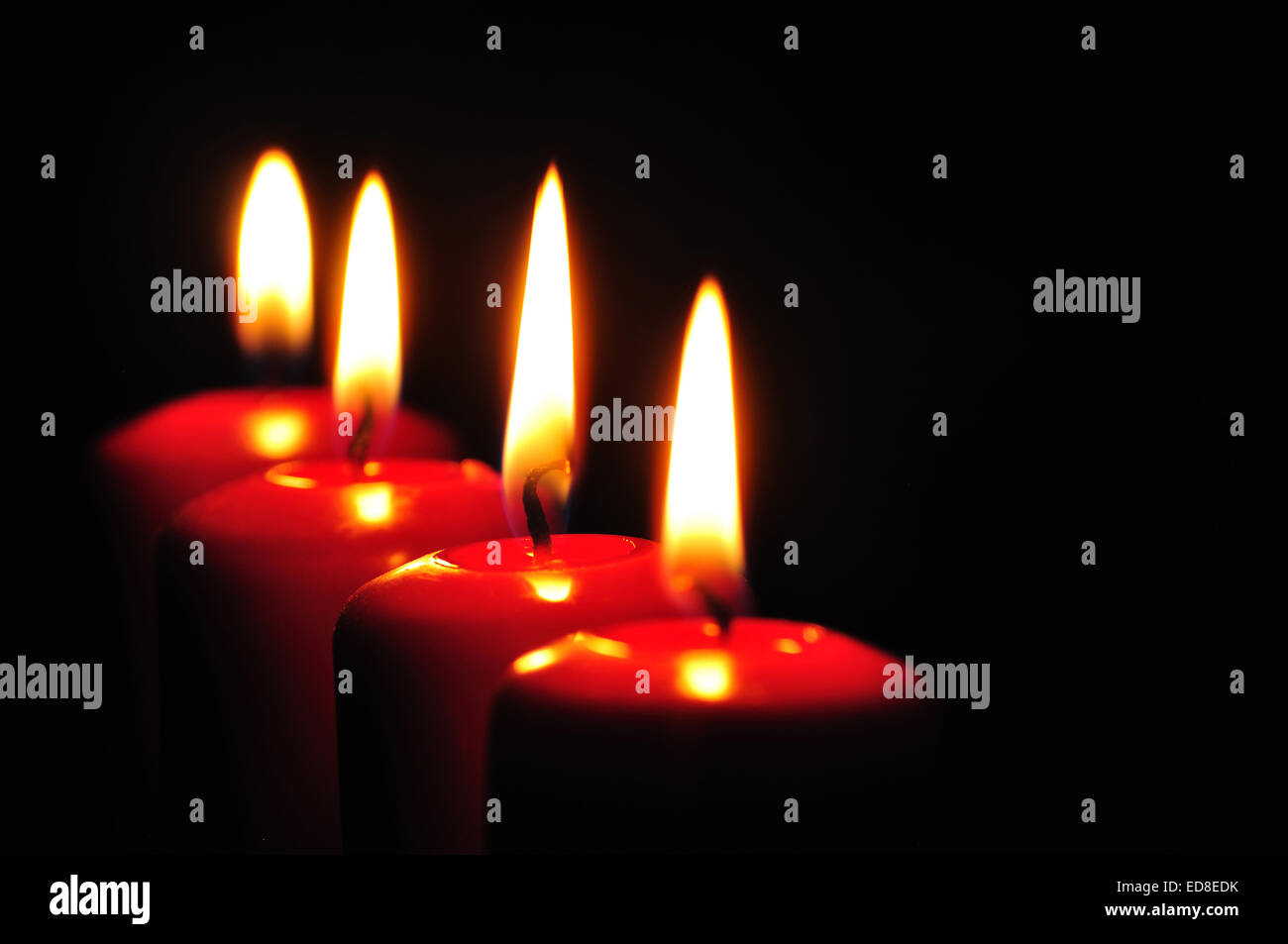 Candela rossa luce sul nero messa a fuoco selettiva Foto Stock