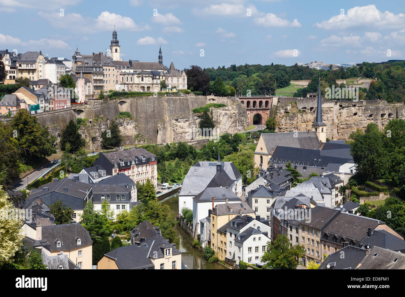 Vista della città di Lussemburgo in tutta la zona conosciuta come Grund. Foto Stock
