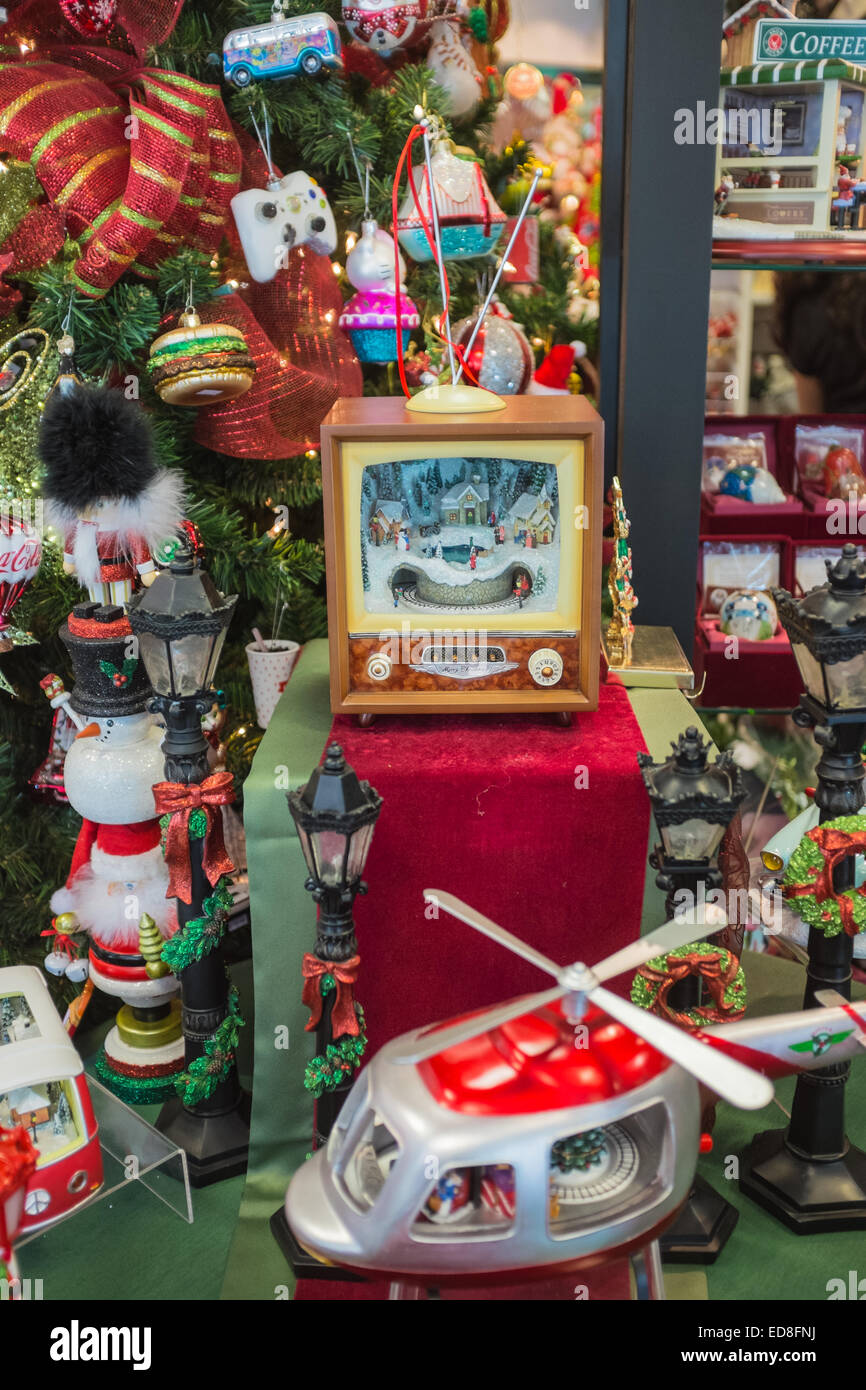 Vari gadget inutili per il Natale è stato venduto nel bel mezzo dell'estate Foto Stock