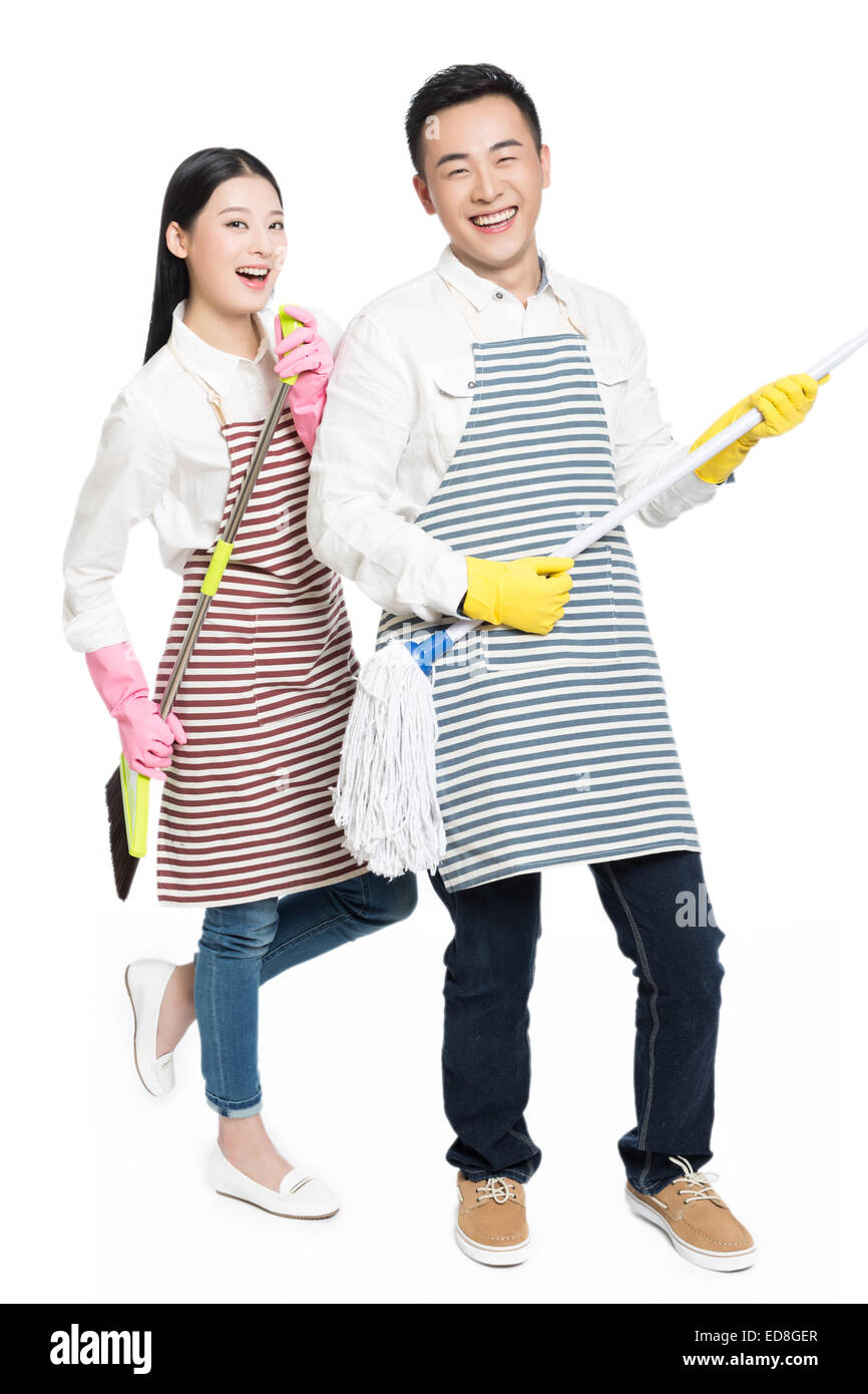 Giovane tenere lo strumento di pulizia su sfondo bianco Foto Stock
