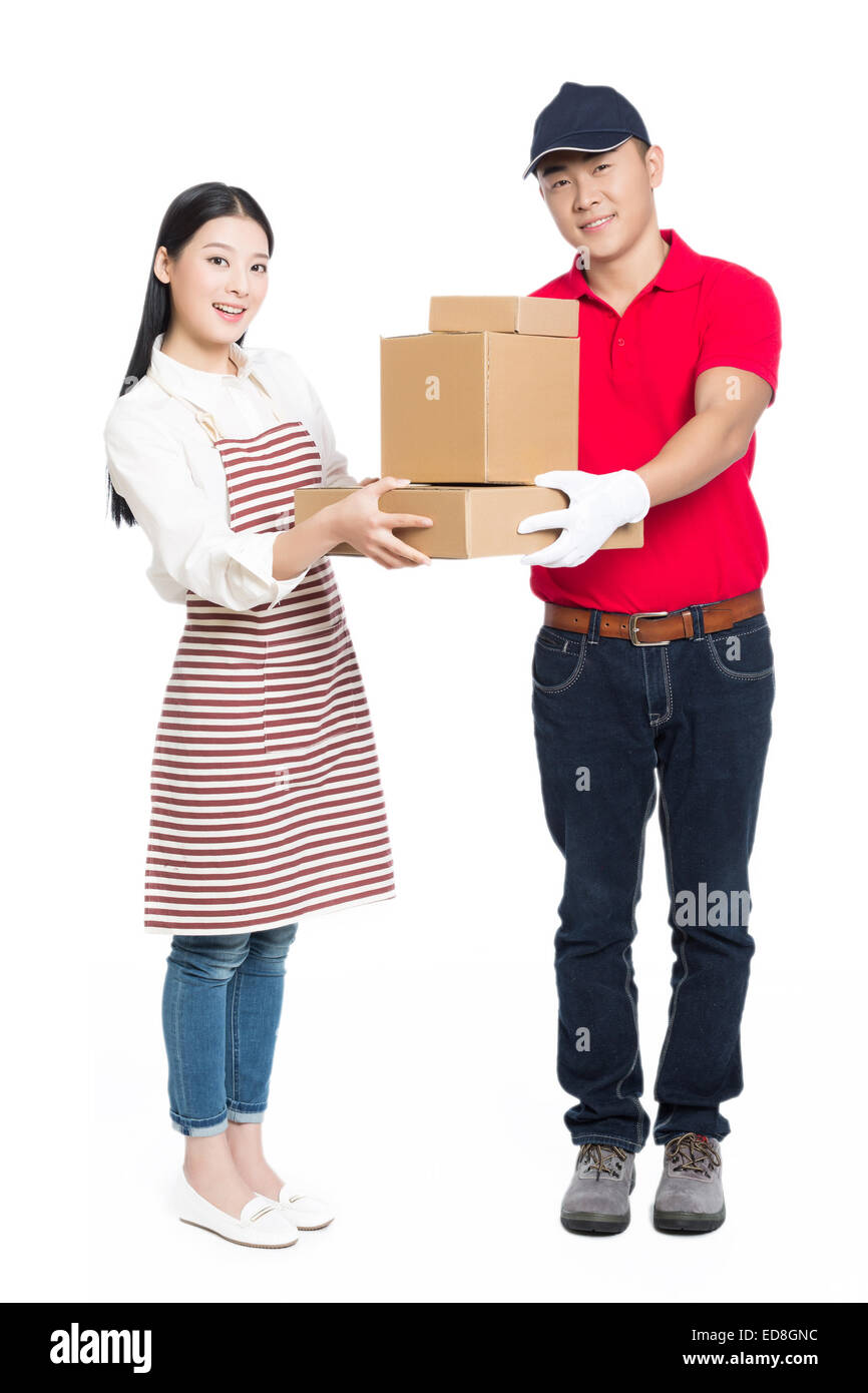 Giovani courier consegnare il pacchetto pretty woman, sfondo bianco. Foto Stock