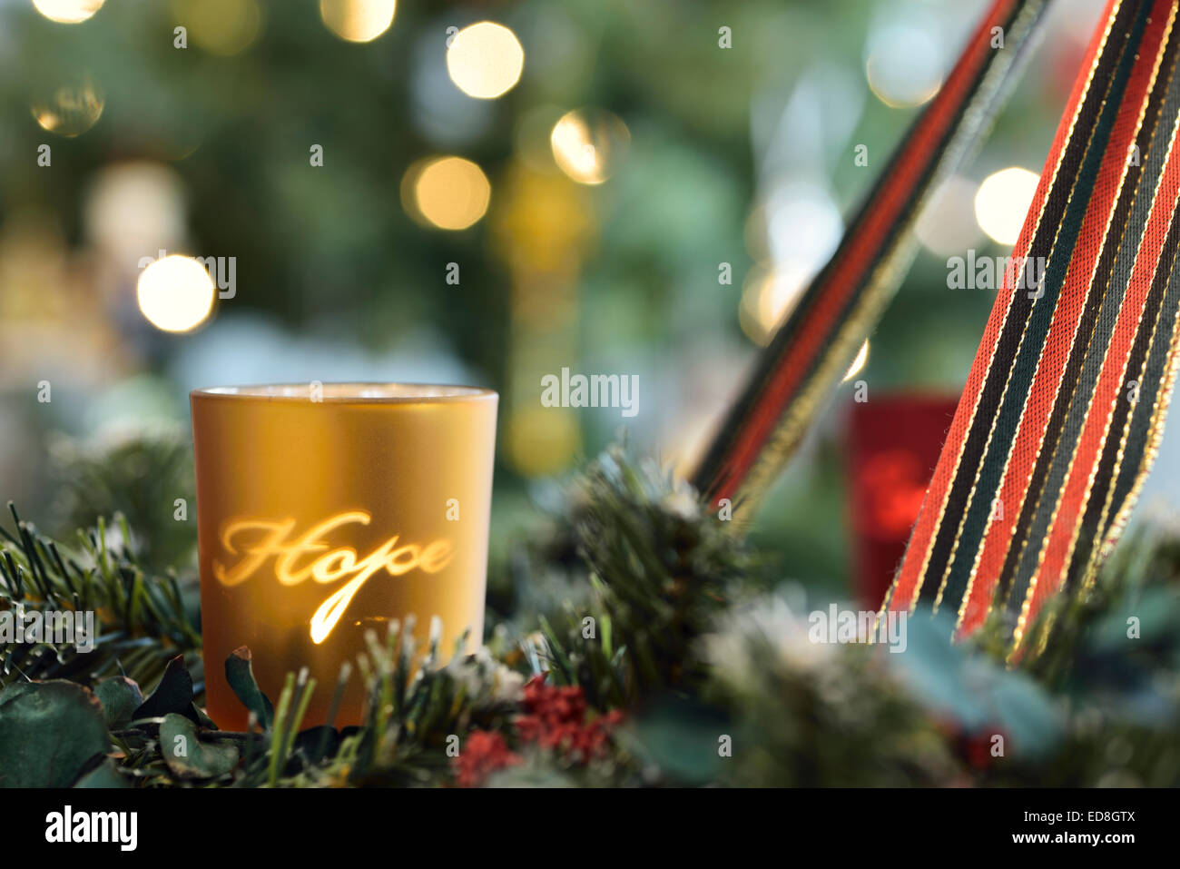 Candela votiva di speranza su una corona di Avvento per la prima settimana di Avvento prima di Natale Foto Stock