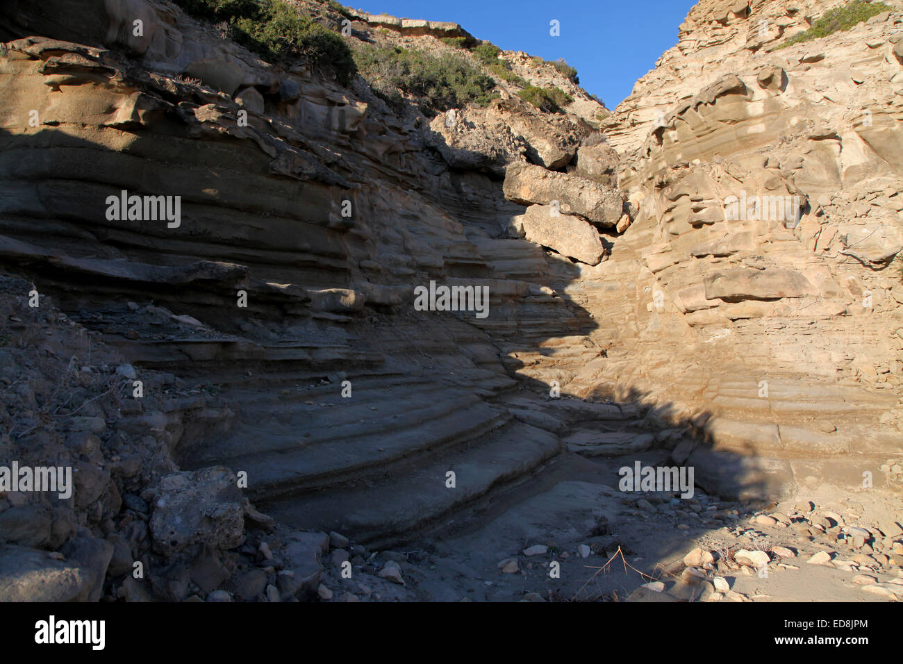 Una valle creato in Rupi costiere da erosione di acqua Foto Stock