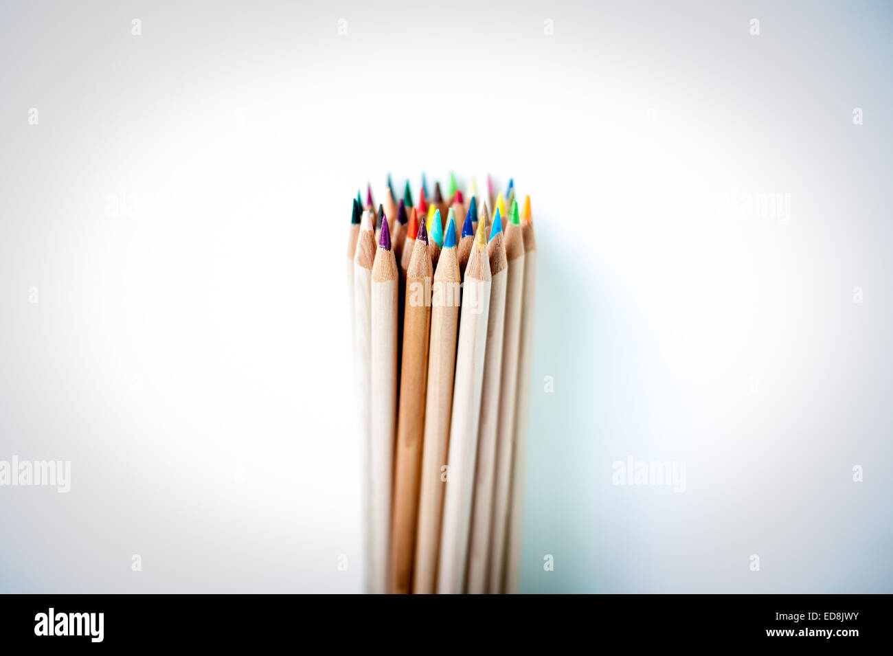 Mazzetto di matita con corpo in legno e punte colorate, verticale rivolta verso l'alto, selezionate la messa a fuoco sulla riga più vicina Foto Stock