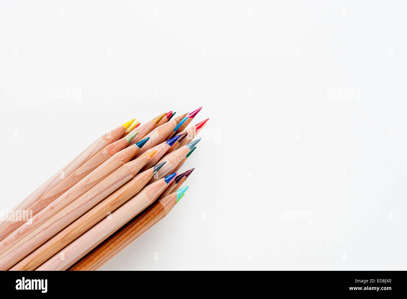 Mazzetto di matita con corpo in legno colorato e suggerimenti, Diagonal, puntando in alto/a destra, isolato su sfondo bianco Foto Stock