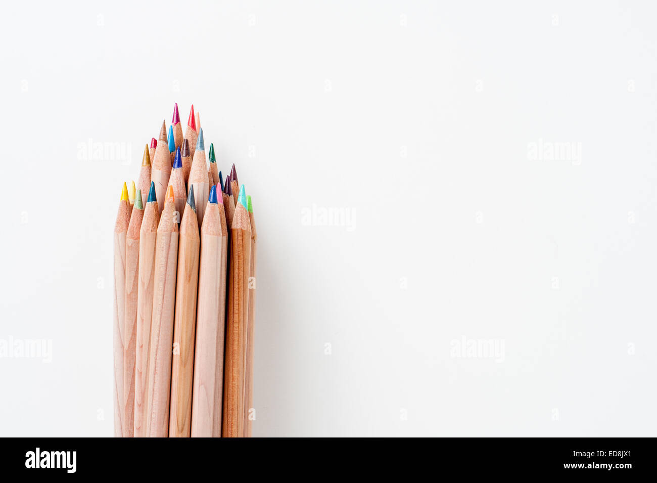 Mazzetto di matita con corpo in legno colorato e punte rivolte verso l'alto isolato su sfondo bianco Foto Stock