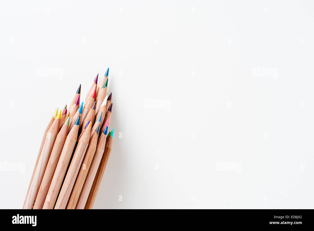 Mazzetto di matita con corpo in legno colorato e punte rivolte in alto/a destra, isolato su sfondo bianco Foto Stock