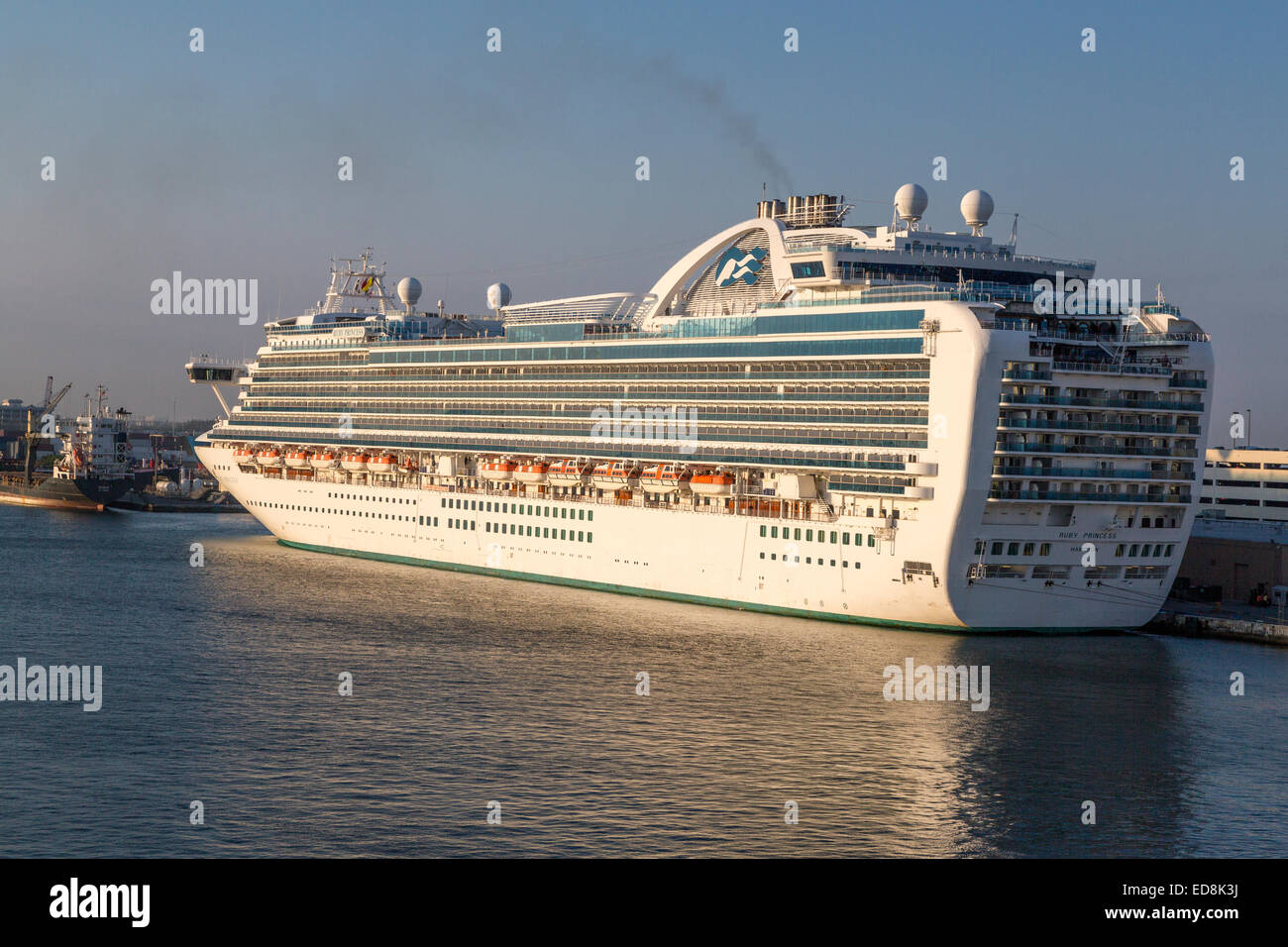 Ft. Lauderdale, Florida. Nave da crociera Ruby Princess in inizio di mattina di sole. Foto Stock Ft. Lauderdale, Florida. Nave da crociera Ruby Princess in inizio di mattina di sole. Foto Stock