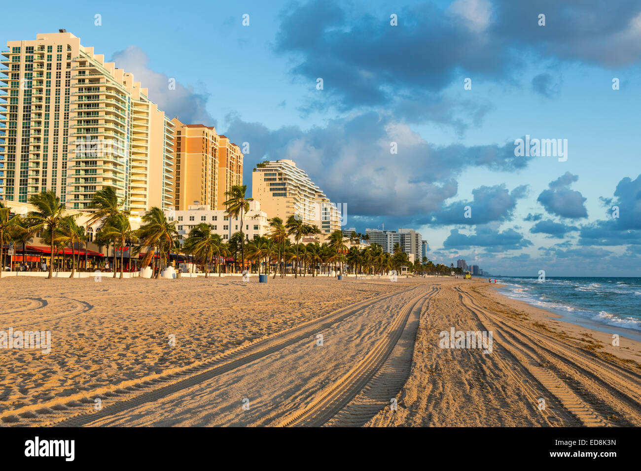 Ft. Lauderdale, Florida. Sunrise lungo la spiaggia. Le vie sono dalla mattina presto spiaggia pulita. Foto Stock