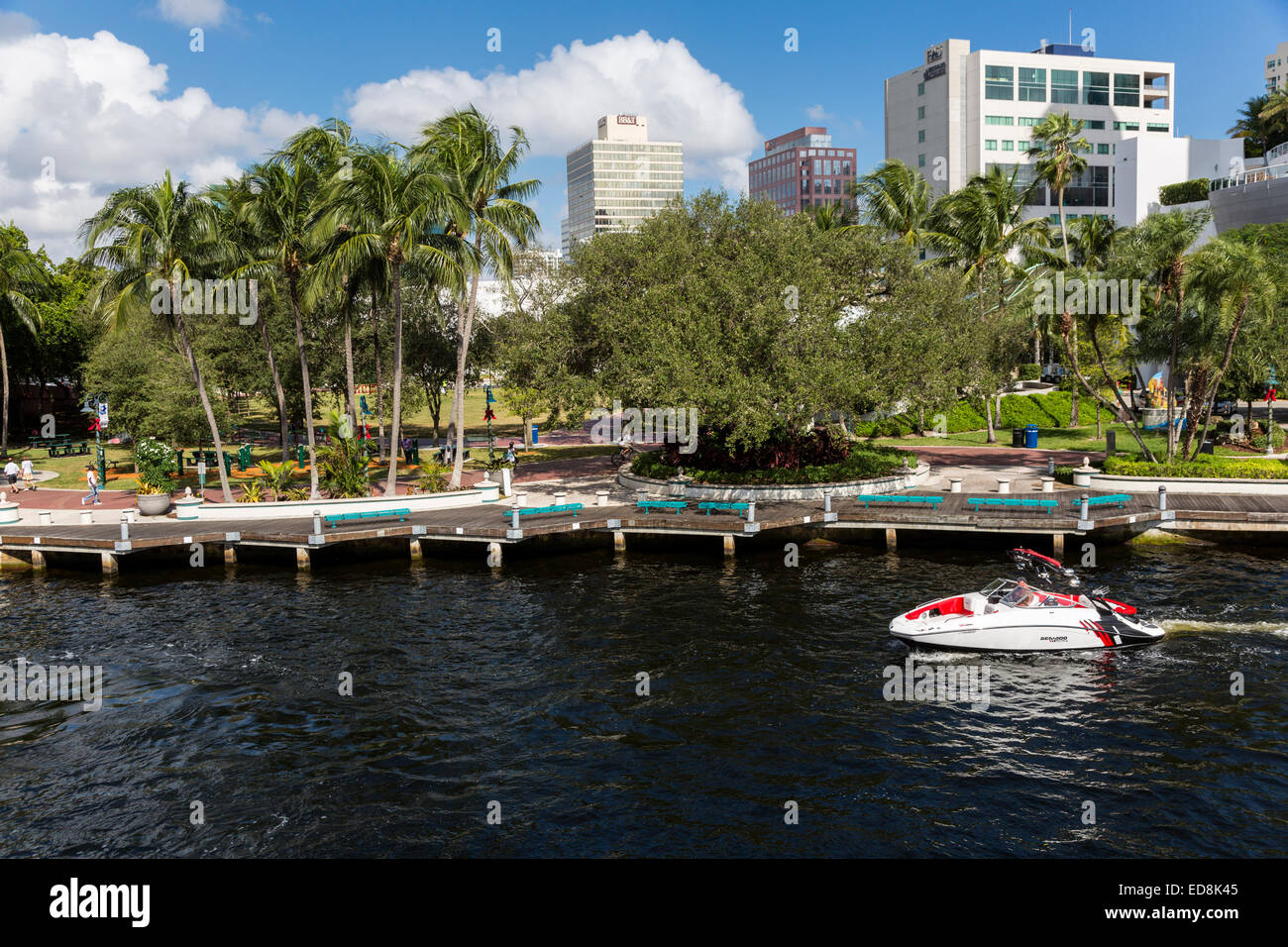 Ft. Lauderdale, Florida. Imbarcazione da diporto sul fiume di nuovo passando H. Wayne Huizenga Plaza, precedentemente Bubier Park. Foto Stock
