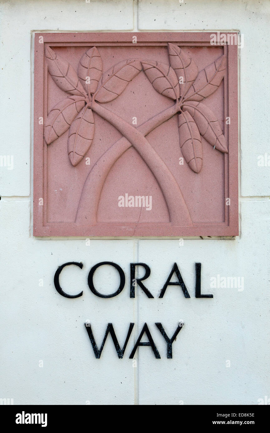 Ft. Lauderdale, Florida. Attraversato da alberi di palma. Emblema di strada lungo la East Las Olas Boulevard a Coral Way. Foto Stock