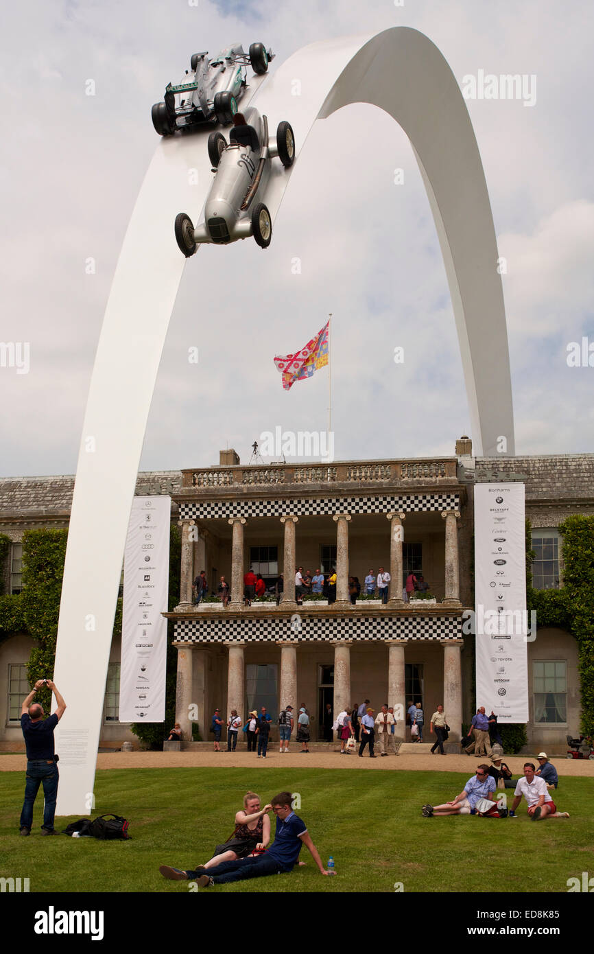 Mercedes F1 W04 2013 e Mercedes-Benz W25 1934, sulla scultura di Gerry Judah, che si arcate sopra Goodwood House Foto Stock