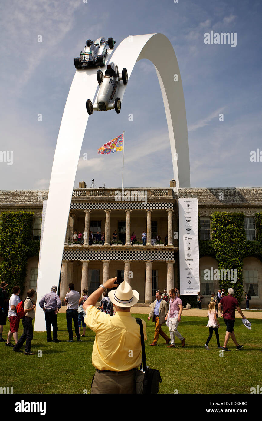 Mercedes F1 W04 2013 e Mercedes-Benz W25 1934, sulla scultura di Gerry Judah, che si arcate sopra Goodwood House Foto Stock
